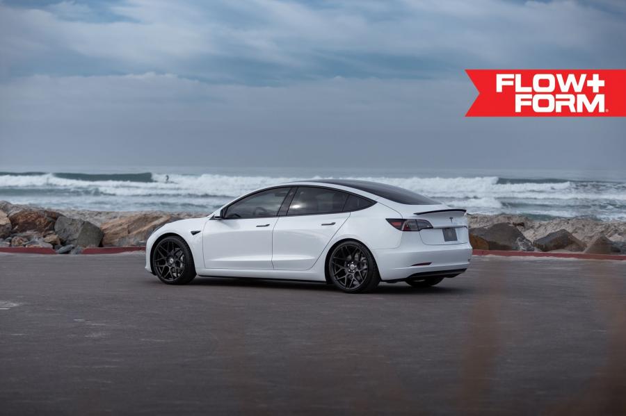  Tesla Model 3 on HRE Wheels (FF01) 2018 года  (фото 10 из 12)